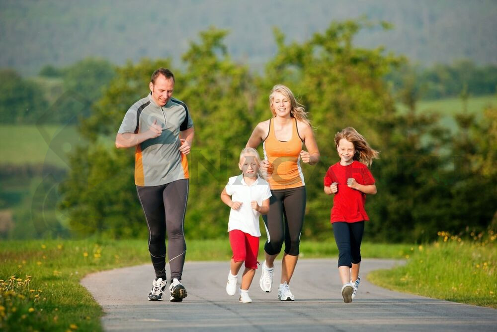 Фотография счастливой семьи, занимающейся физическими упражнениями, чтобы подчеркнуть, что здоровый образ жизни - это не только питание, но и физическая активность.