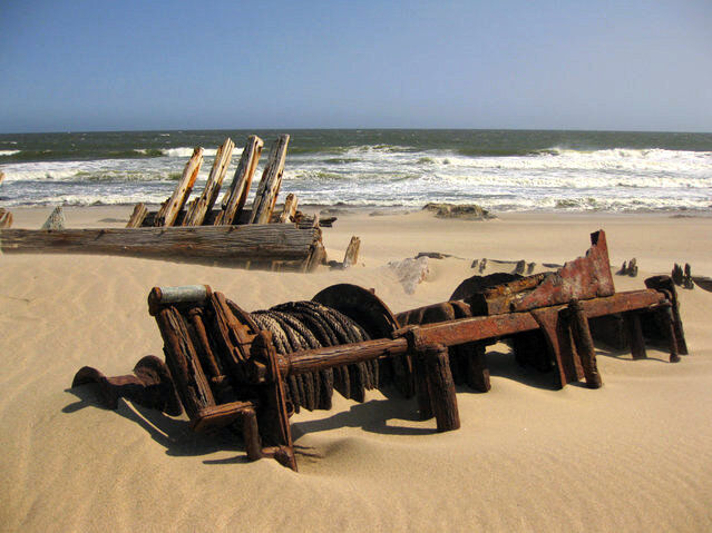 Кораблекрушение на берегу скелетов, Намибия. © Фото: Яндекс Картинки